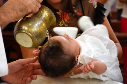 Catecismo en ejemplo: Nos hacemos cristianos por el santo bautismo 1