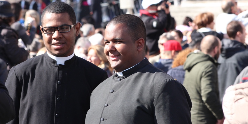 ¿Cómo es la vida de los sacerdotes? 2ª Parte – José Gea, obispo emérito. 1 La vida de los sacerdotes