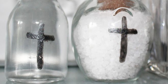 3 sacramentales católicos que pueden ayudarte en la lucha contra el mal: Agua, aceite y sal 1 sacramentales catolicos