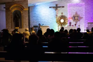 Catolicos oran ante evento satánico en Boston