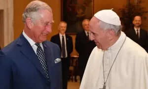 Papa Francisco dona fragmentos de la Verdadera Cruz para coronación de Carlos III 2 PApa Francisco y Carlos III