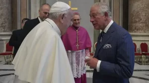 Papa Francisco dona fragmentos de la Verdadera Cruz para coronación de Carlos III 3 PApa Francisco y Carlos III