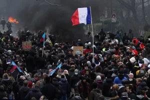 Protestas en Francia: Convento de los Jacobinos prendido en llamas 3 Protestas en Francia