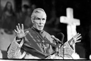 11 Obispos que lucharon contra el comunismo: su legado y valentía 6 Venerable Fulton J. Sheen lucho contra el comunismo