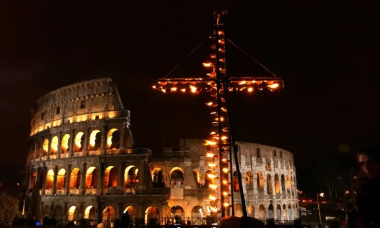 Descarga gratis el libro 'Via Crucis' y medita sobre la Pasión de Cristo 1 Via Crucis del Coliseo de Roma