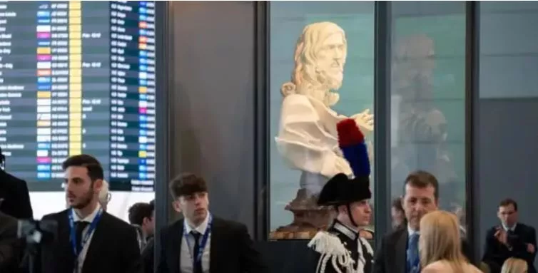 MUNDO CATÓLICO: La escultura de Bernini de Jesús en exhibición en el aeropuerto de Roma 1 MUNDO CATÓLICO Estatua de Bernini en el Aeropuerto de Roma