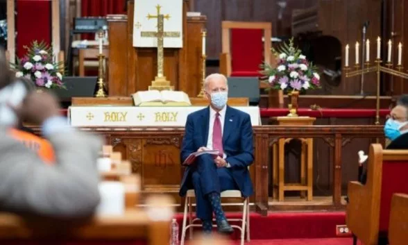 Aumenta la hostilidad contra iglesias cristianas en EE.UU. 1 Presidente Biden en iglesia