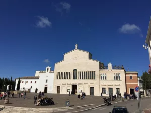 San Giovanni Rotondo: el destino perfecto para el turismo cristiano y la devoción a Padre Pío 4 Turismo cristiano: Iglesia de Santa Maria delle Grazie