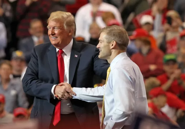 FBI envió agentes encubiertos a iglesias católicas 1 Jim Jordan con Donald Trump