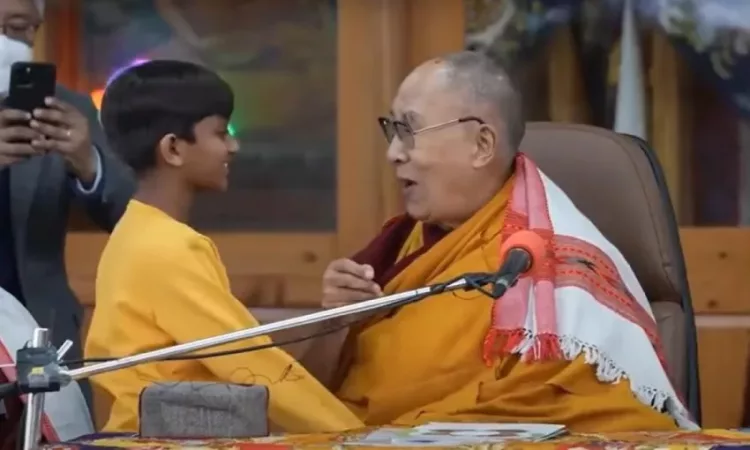 El Dalai Lama besa en la boca a un niño y le pidió que le chupara la lengua 1 Dalai Lama con el niño