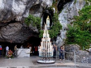 Guía turística de Lourdes: lugares de interés, actividades y consejos 3 Gruta de Lourdes
