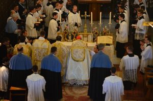 Guía turística de Lourdes: lugares de interés, actividades y consejos 10 Santa Misa en Lourdes