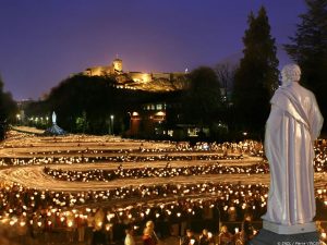 Guía turística de Lourdes: lugares de interés, actividades y consejos 7 Procesion de antorchas en Lourdes