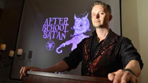 Filtrado vídeo del evento satánico en Boston: Satanistas rompen la Biblia ante la multitud 2 Evento satánico de Boston