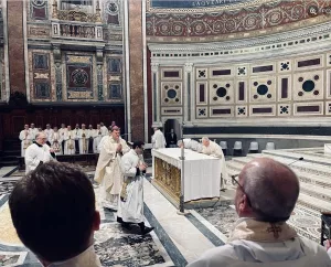 Escándalo en la catedral del Papa: obispo anglicano masón y divorciado celebra en el altar de San Juan de Letrán 2 noticias del vaticano obispo mason
