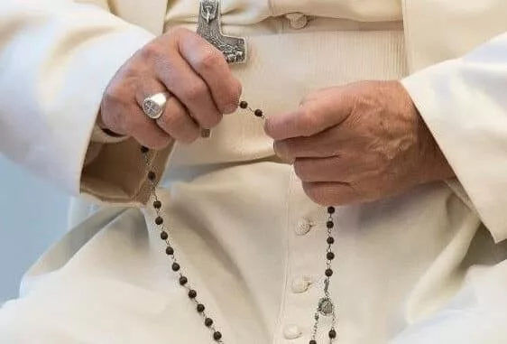 Papa Reza el Santo Rosario