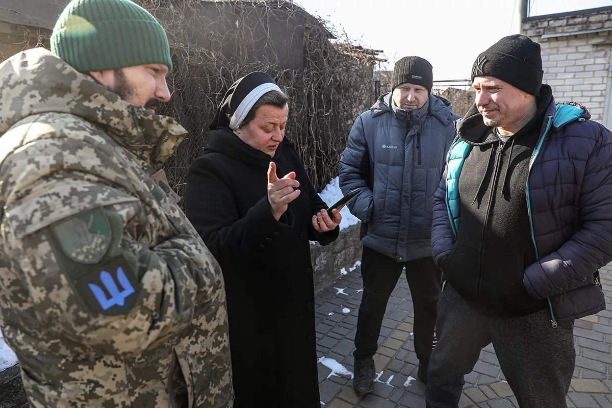 Taxista y religiosa ayudan a Ucrania
