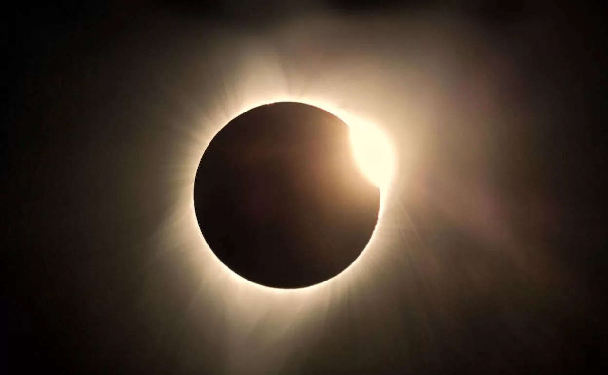 El milagro del eclipse: la intercesión de la Virgen María 1 El milagro de la Virgen María a un grupo de astronomos