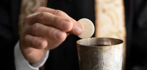 Sacerdote llora durante su primera misa