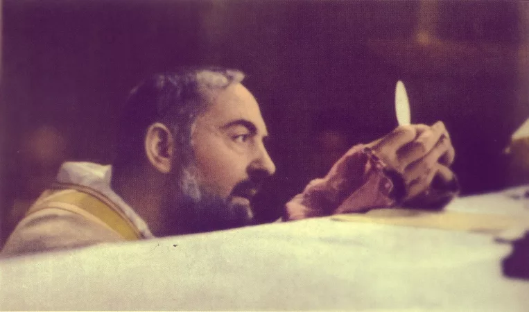 Milagro del Fraile Volador: Padre Pío Salvó un Pueblo Italiano de una Bomba 3 Padre Pio volador