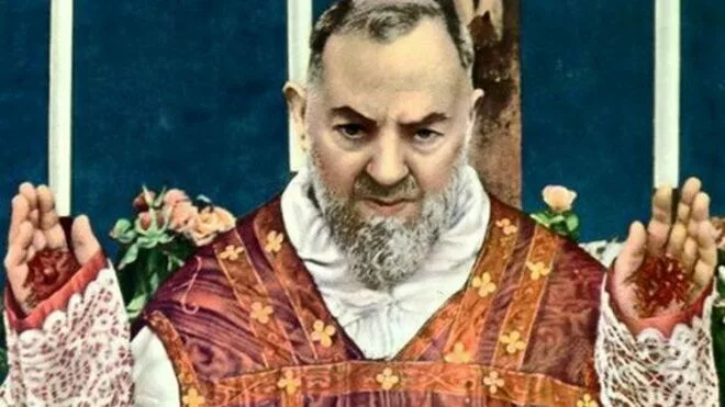 Milagro del Fraile Volador: Padre Pío Salvó un Pueblo Italiano de una Bomba 2 Padre Pio volador