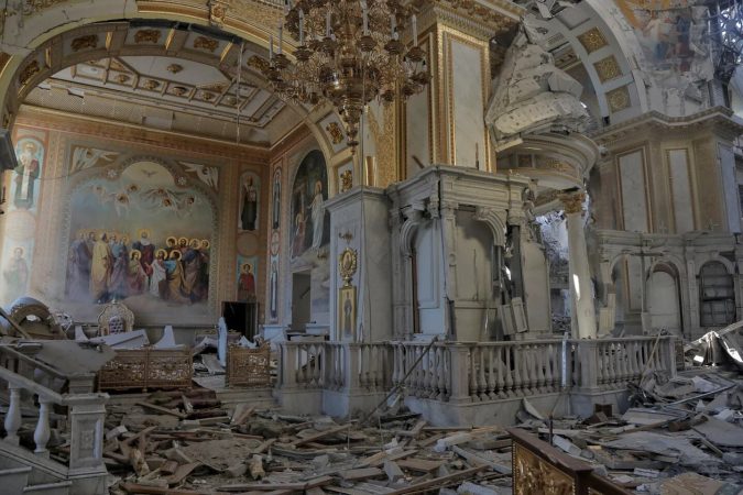 ULTIMA HORA: Cae BOMBA de RUSIA en iglesia durante celebracion de la Santa Misa en Odesa (Ucrania) 2 BOMBA UCRANIA