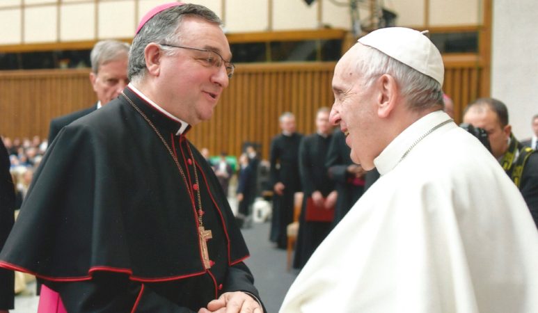 Escandalosa bendición del Obispo a parejas homosexuales en el Pilar 2 parejas homosexuales