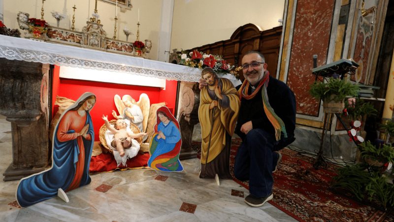 Parroquia en Italia Expone Belén LGTB con Dos 'Madres' en Lugar de María y José 2 Belén LGTB