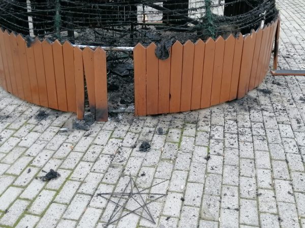 Navidad en Llamas: Fundamentalistas Queman Símbolos festivos navideños en el Líbano 2 LIBANO
