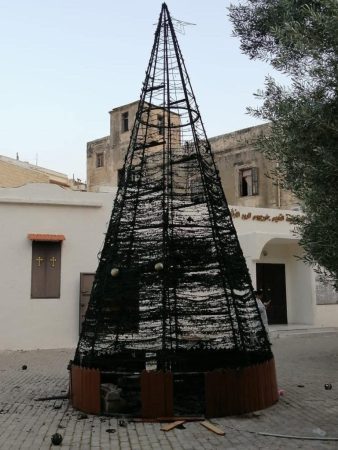 Navidad en Llamas: Fundamentalistas Queman Símbolos festivos navideños en el Líbano 3 LIBANO