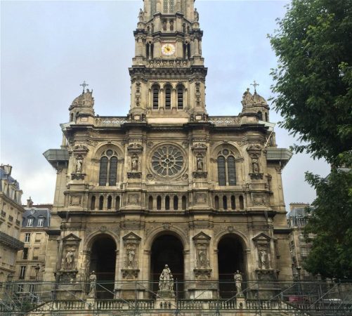 Musulman entra en iglesia católica y la profana y los cristianos aplauden 2 Musulman
