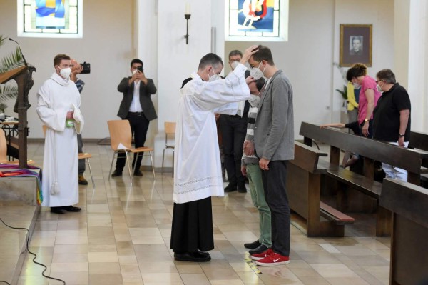 Sacerdotes Católicos Bendicen Parejas del Mismo Sexo 2 Parejas del mismo sexo