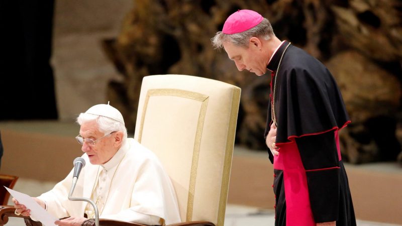 Francisco Ordena Retirar Escudos de Benedicto XVI en el Aniversario de su Muerte 2 Benedicto XVI
