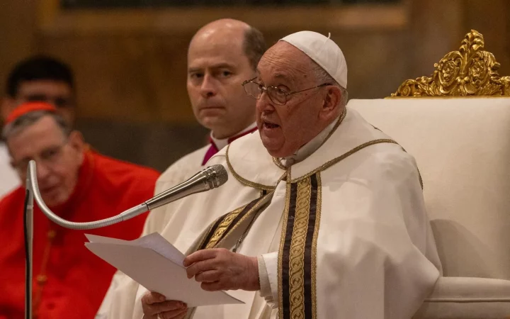 Papa Francisco celebra misa y dos mujeres interrumpen gritando en la Iglesia 3 Papa Francisco