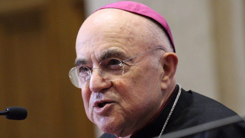 Arzobispo Viganò Denuncia la Aprobación de Bendiciones a Parejas Homosexuales en San Pedro 2 Arzobispo Viganò