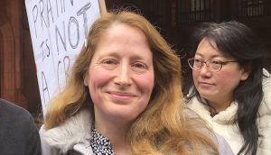 La policía británica indemniza a mujer cristiana arrestada por rezar en silencio frente a clínica de abortos 3 abortos