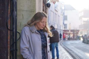 La policía británica indemniza a mujer cristiana arrestada por rezar en silencio frente a clínica de abortos 2 abortos