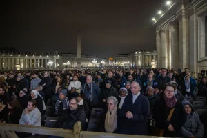 Obispos católicos y fieles de todo el mundo rezan por el Papa Francisco en medio de sus problemas de salud 2 Obispos católicos y fieles de todo el mundo rezan por el Papa Francisco en medio de sus problemas de salud
Los católicos de todo el mundo continúan orando fervientemente por el Papa Francisco mientras el Santo Padre enfrenta una serie de emergencias médicas en el Hospital Gemelli de Roma.
La salud del Papa Francisco: situación actual
El Papa fue ingresado en el Hospital Gemelli el 14 de febrero tras sufrir bronquitis durante varios días. Durante el fin de semana, el Vaticano informó que el Santo Padre experimentó una crisis respiratoria y requirió una transfusión de sangre. Sin embargo, el lunes, la Oficina de Prensa de la Santa Sede comunicó que el estado del Papa es estable.
"La noche ha transcurrido bien, el Papa ha dormido y está descansando", indicó el Vaticano.
Se espera que el Papa Francisco permanezca en el hospital al menos hasta el viernes de esta semana.
Oraciones por el Papa desde distintas partes del mundo
Durante el fin de semana y el lunes, los católicos ofrecieron oraciones por el Papa Francisco durante su estancia en el hospital.
En Roma, el sábado, decenas de católicos se reunieron frente al Hospital Gemelli para rezar el rosario por la salud del Santo Padre. Además, el Vaticano anunció que los cardenales dirigirán el rosario nocturno en la Plaza de San Pedro, con el cardenal Pietro Parolin presidiendo el primer servicio de oración el lunes.
En otras partes del mundo, las diócesis y los obispos también han respondido con oraciones y misas:
En Kenia, los católicos se reunieron para una misa en la Basílica de la Sagrada Familia de Nairobi el domingo.
En Irlanda, los obispos declararon el lunes que han estado orando por la recuperación del Papa desde su hospitalización.
En Buenos Aires, se celebró una misa vespertina en la Plaza de la Constitución en honor al Papa Francisco, quien fue arzobispo de la Arquidiócesis de Buenos Aires de 1998 a 2013.
El actual arzobispo de Buenos Aires, Jorge Ignacio García Cuerva, destacó la importancia de acompañar al Papa con oraciones en este momento de debilidad.
Apoyo y solidaridad desde Estados Unidos
En Estados Unidos, varios obispos y arzobispos expresaron públicamente su apoyo y llamaron a la oración:
El cardenal Timothy Dolan, arzobispo de Nueva York, afirmó en la red social X:
"Nuestras oraciones están con el Santo Padre. Lo encomendamos a las manos del Señor. Lo amamos y estamos con él en todo el camino".
En Filadelfia, el arzobispo Nelson Pérez pidió a los católicos unirse en oración por la salud del Papa.
El arzobispo Bernard Hebda de San Pablo y Minneapolis recordó la fiesta de la Cátedra de Pedro como una ocasión especial para orar por el Papa Francisco.
La Arquidiócesis de Miami también se sumó a las oraciones compartiendo el Ave María en inglés y español en su página de Facebook, pidiendo la intercesión de Nuestra Señora de la Salud por el Papa.
Un llamado global a la oración por el Papa Francisco
El lunes, la Conferencia de Obispos Católicos de Estados Unidos invitó a los fieles a rezar el rosario por el Papa Francisco, proporcionando instrucciones detalladas sobre cómo hacerlo.
En la Misa del Jubileo de los Diáconos del domingo, el arzobispo Rino Fisichella, proprefecto del Dicasterio para la Evangelización, afirmó que la cercanía espiritual con el Santo Padre debe fortalecer la oración de los fieles:
"Esto nos obliga a hacer aún más fuerte y ferviente nuestra oración, para que el Señor le asista en este momento de prueba y de enfermedad".