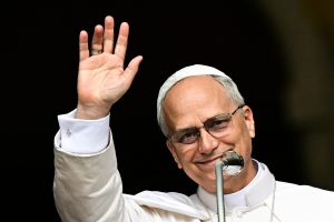 si agredes al papa fisicamente estás excomulgado