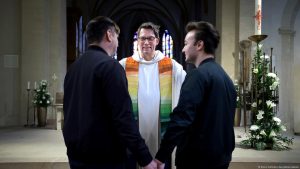 ¿Bendecir uniones homosexuales? El Cardenal Fernández desafía a León XIV y sacude a la Iglesia 3 León XIV - bendicion parejas homosexuales