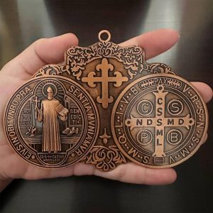 La Medalla de San Benito: el sacramental más temido por los demonios 4 sacramental