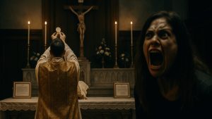 ¡Sacerdote es atacado por una mujer poseída que grita de forma demoníaca! 2 sacerdote
