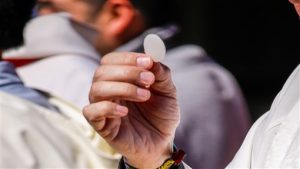 ⚠️ 4 peligros ocultos de comulgar en la mano: ¿estás poniendo en riesgo lo sagrado? 3 comulgar