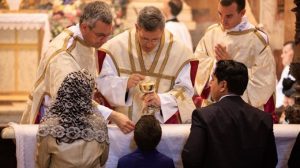 ⚠️ 4 peligros ocultos de comulgar en la mano: ¿estás poniendo en riesgo lo sagrado? 2 comulgar
