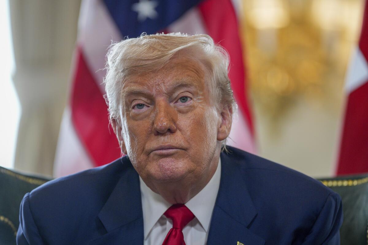 Trump defiende la fe en el trabajo: los empleados federales podrán exhibir Biblias, crucifijos y símbolos religiosos 1 Trump