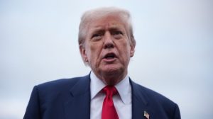 Trump defiende la fe en el trabajo: los empleados federales podrán exhibir Biblias, crucifijos y símbolos religiosos 2 Trump