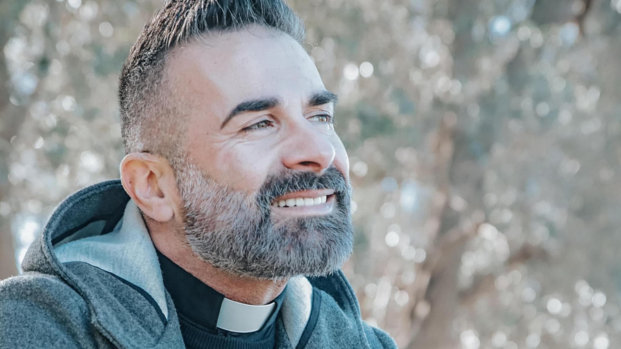 Curas guapos en el Vaticano: ¿Nueva estrategia digital o moda pasajera? 1 Curas guapos en el Vaticano