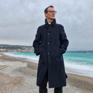 Curas guapos en el Vaticano: ¿Nueva estrategia digital o moda pasajera? 4 Curas guapos en el Vaticano