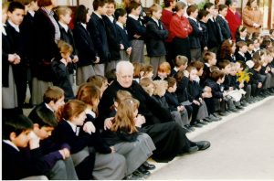 El Padre Alba en el Colegio Corazon Inmaculado de Maria de Sentmenat junto a alumnos