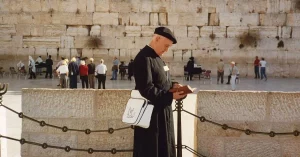 El Padre alba en Israel ante el muro de las lamentaciones